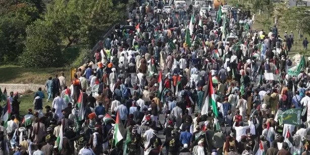 Pakistan ülkesinde toplanan on binlerce kişi Filistin'e destek için kırmızı bölge yolu girişine akın etti