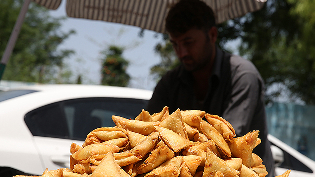 Pakistan'da akşam saatleri: Sıcak samosa tercih ediliyor! Ramazan aylarının vazgeçilmezi