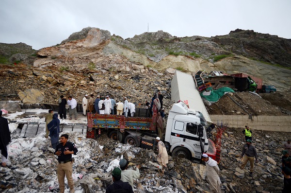 Foto - Pakistan’da felaket! 20’den fazla tır toprak altında kaldı