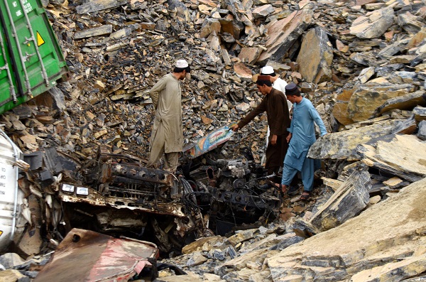 Foto - Pakistan’da felaket! 20’den fazla tır toprak altında kaldı