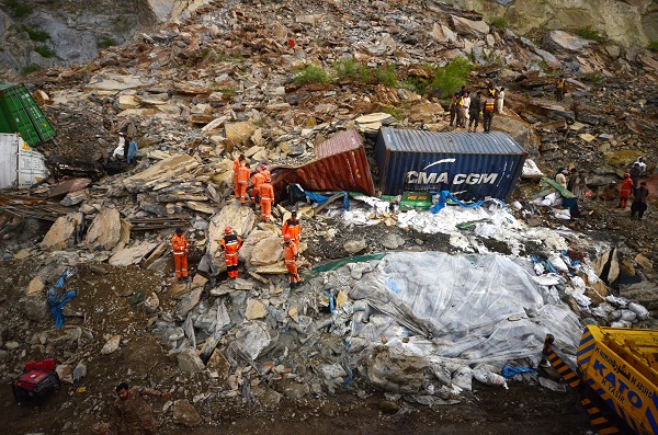 Foto - Pakistan’da felaket! 20’den fazla tır toprak altında kaldı