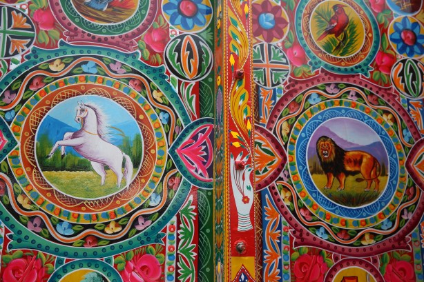 Foto - Pakistan'da kamyonlar, rengarenk sanat eserlerine dönüştürülüyor...