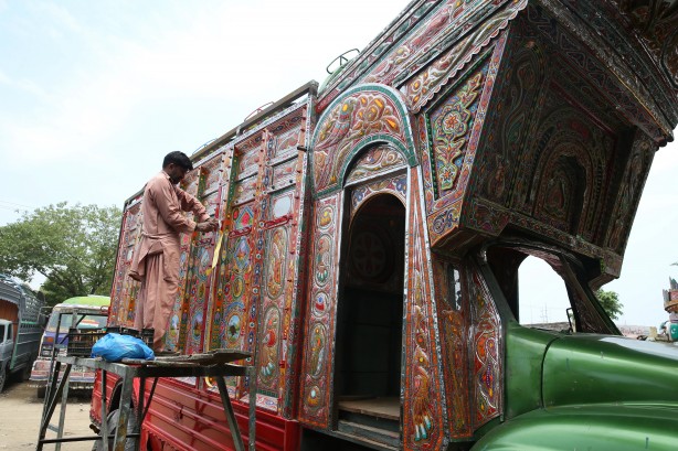 Foto - Pakistan'da kamyonlar, rengarenk sanat eserlerine dönüştürülüyor...