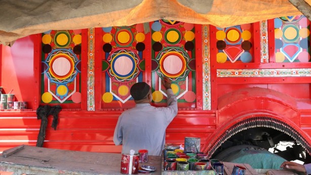 Foto - Pakistan'da kamyonlar, rengarenk sanat eserlerine dönüştürülüyor...