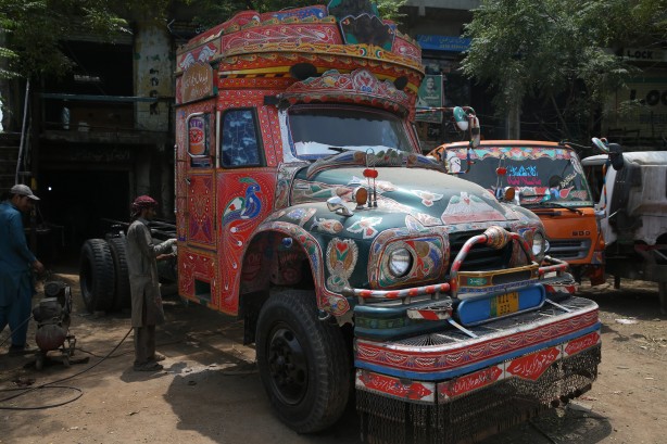 Pakistan'da kamyonlar, rengarenk sanat eserlerine dönüştürülüyor...