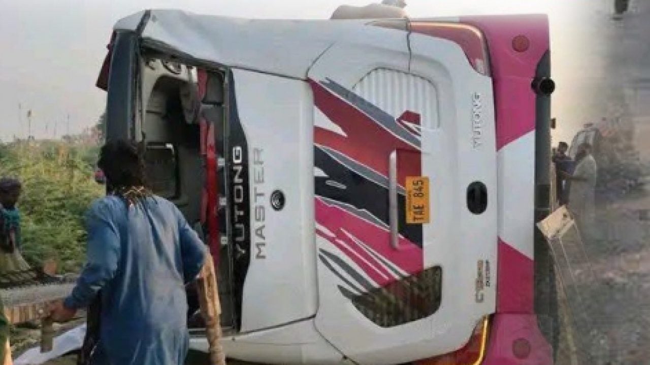 Foto - Pakistan'da katliam gibi kaza: Yolcu otobüsü refüje çarpıp devrildi! Çok sayıda ölü ve yaralı var 