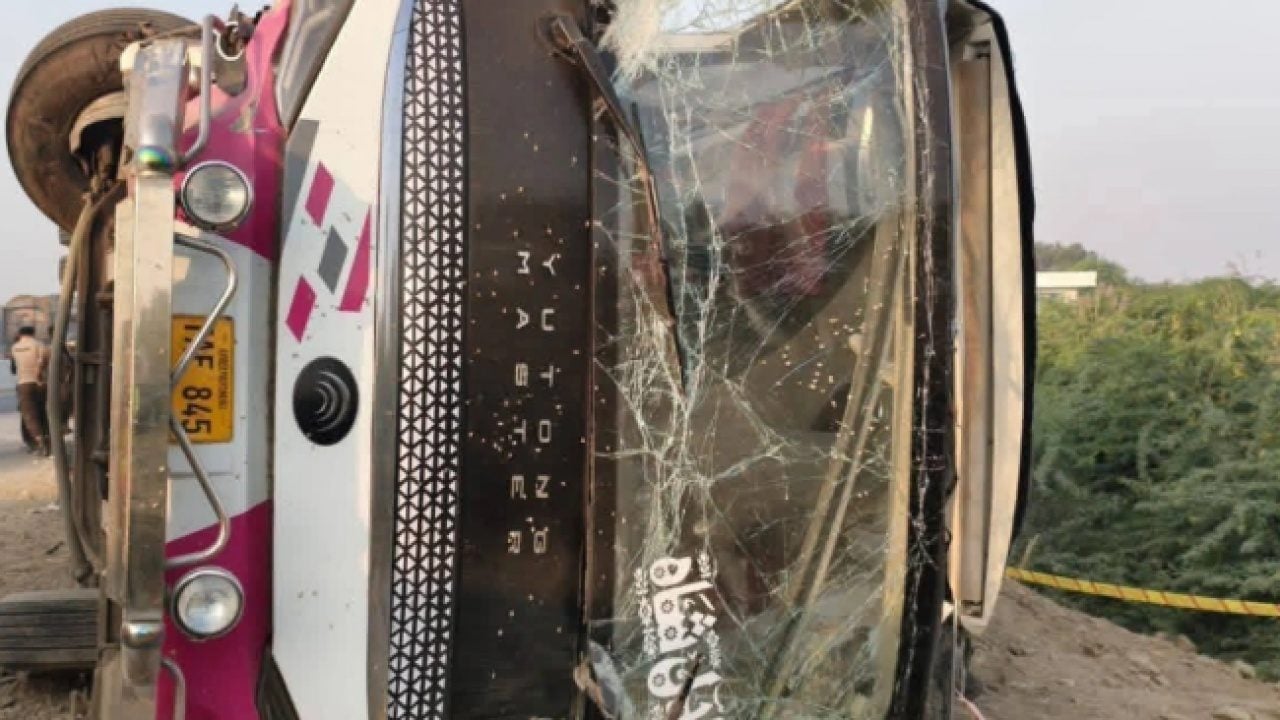 Foto - Pakistan'da katliam gibi kaza: Yolcu otobüsü refüje çarpıp devrildi! Çok sayıda ölü ve yaralı var 