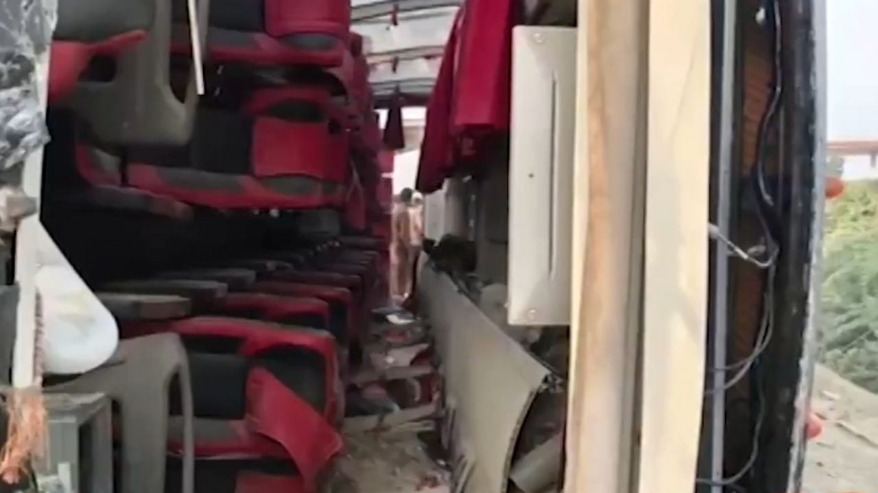 Pakistan'da katliam gibi kaza: Yolcu otobüsü refüje çarpıp devrildi! Çok sayıda ölü ve yaralı var 