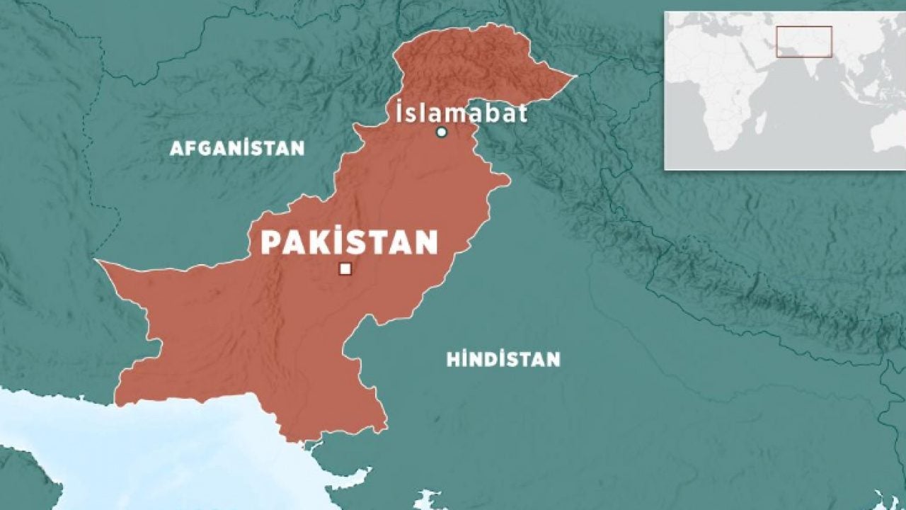 Foto - Pakistan'da katliam gibi kaza: Yolcu otobüsü refüje çarpıp devrildi! Çok sayıda ölü ve yaralı var 
