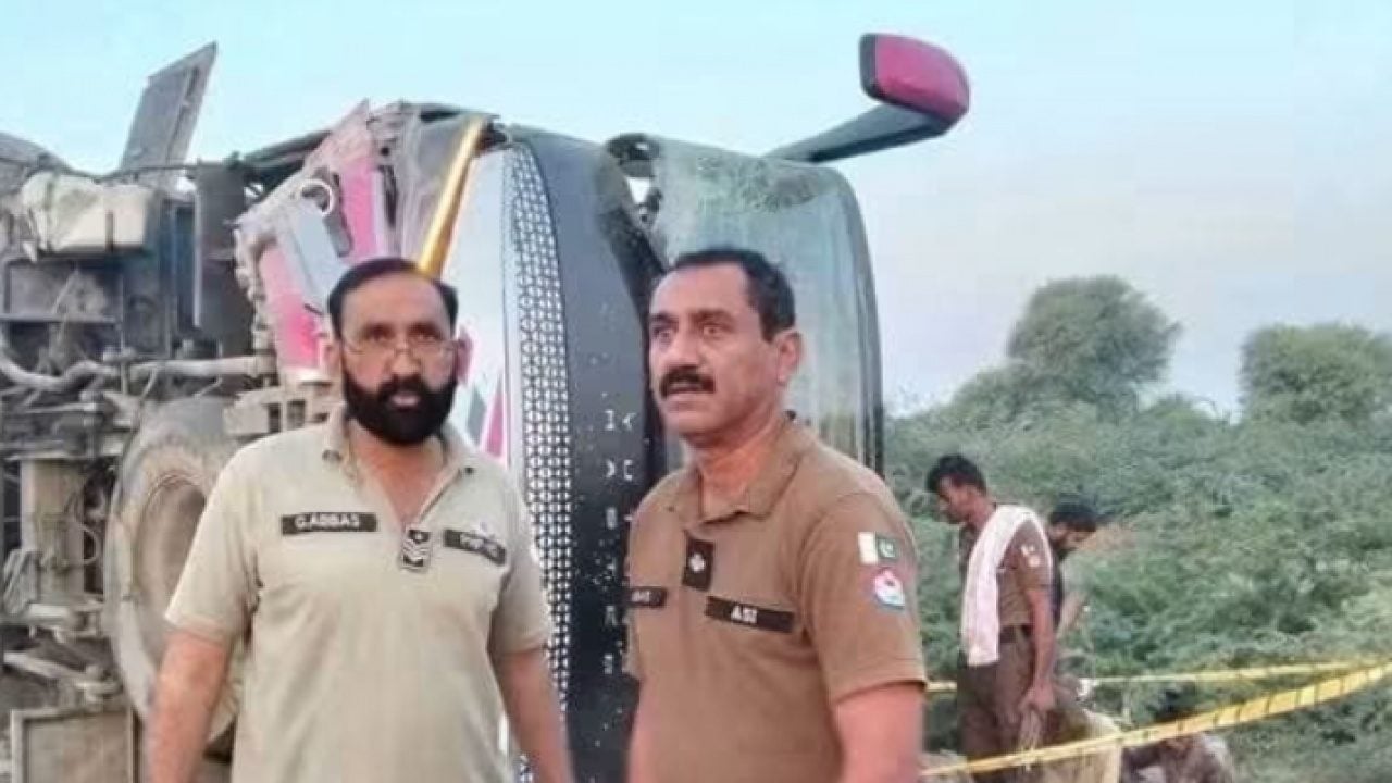 Foto - Pakistan'da katliam gibi kaza: Yolcu otobüsü refüje çarpıp devrildi! Çok sayıda ölü ve yaralı var 