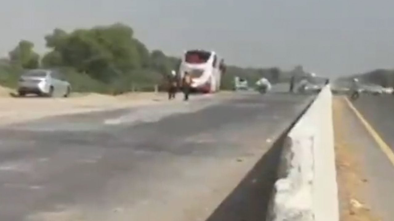 Foto - Pakistan'da katliam gibi kaza: Yolcu otobüsü refüje çarpıp devrildi! Çok sayıda ölü ve yaralı var 