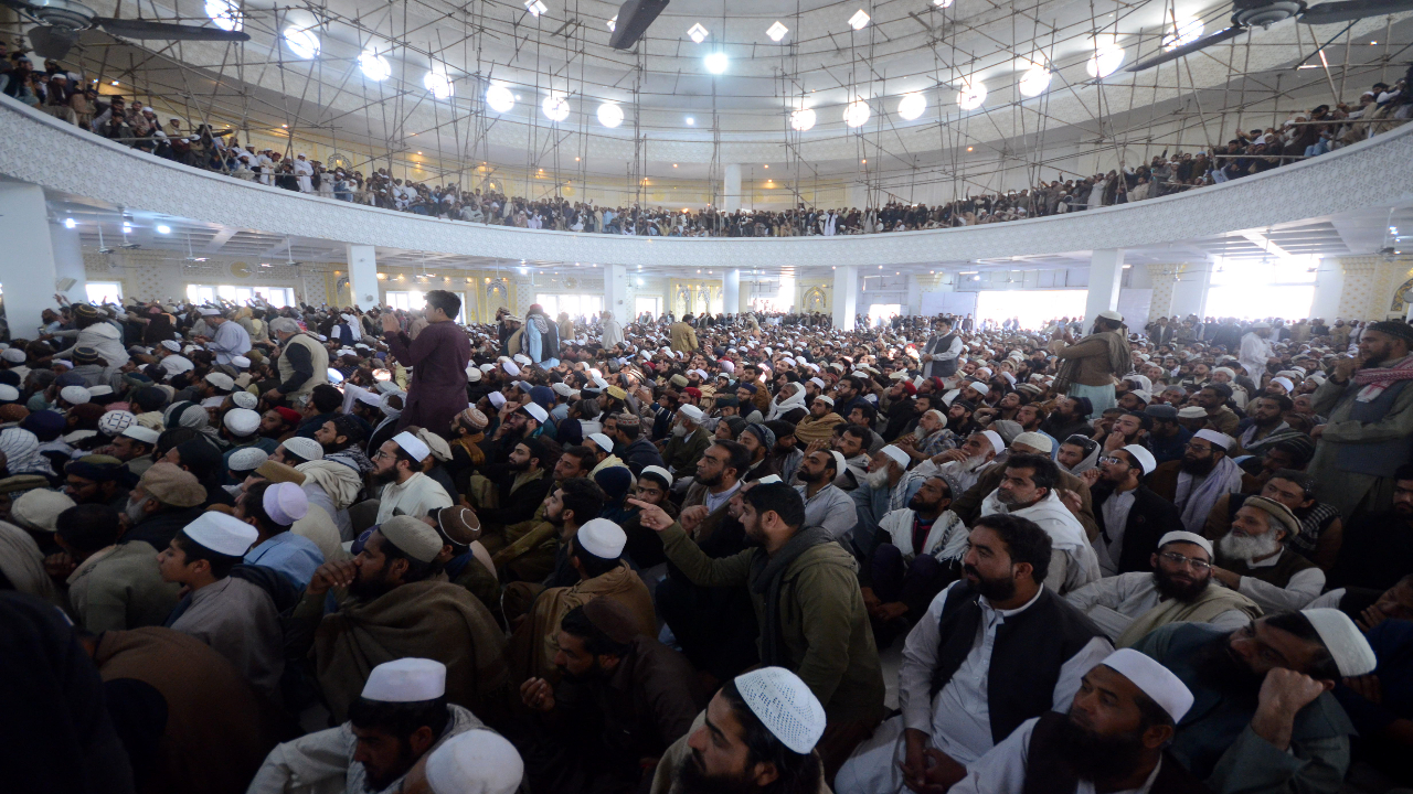 Pakistan'da on binleri sokağa döken cenaze töreni