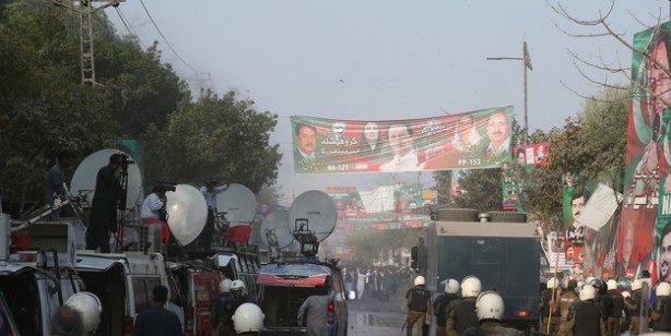 Foto - Pakistan'da protesto düzenledi! İmran Han'ı gözaltına alınırken çatışma çıktı: Destekçileri yardımlarını sürdürüyor