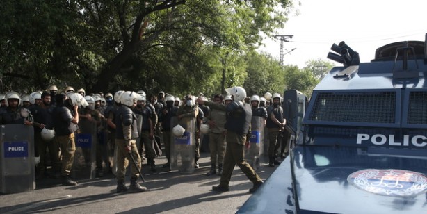 Foto - Pakistan'da protesto düzenledi! İmran Han'ı gözaltına alınırken çatışma çıktı: Destekçileri yardımlarını sürdürüyor