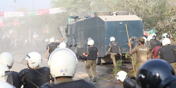 Pakistan'da protesto düzenledi! İmran Han'ı gözaltına alınırken çatışma çıktı: Destekçileri yardımlarını sürdürüyor