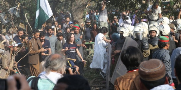 Foto - Pakistan'da protesto düzenledi! İmran Han'ı gözaltına alınırken çatışma çıktı: Destekçileri yardımlarını sürdürüyor