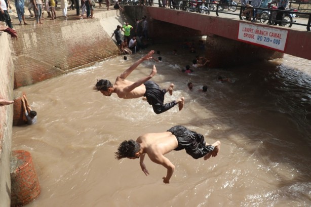 Pakistan'da sıcak hava! Serinlemeye çalıştılar