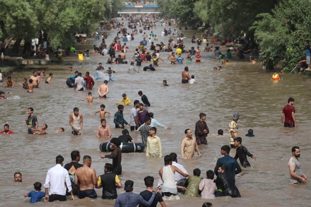 Foto - Pakistan'da sıcak hava! Serinlemeye çalıştılar