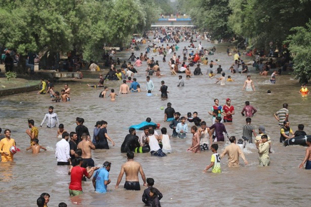 Foto - Pakistan'da sıcak hava! Serinlemeye çalıştılar