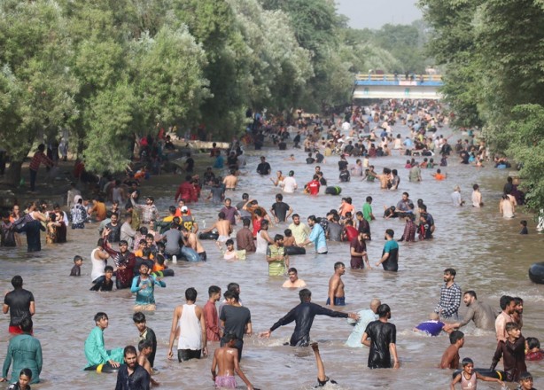 Foto - Pakistan'da sıcak hava! Serinlemeye çalıştılar