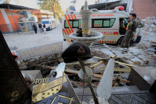 Foto - Pakistan'daki cami saldırısında bilanço artıyor! 'Canlı çıkacak birini beklemiyoruz'