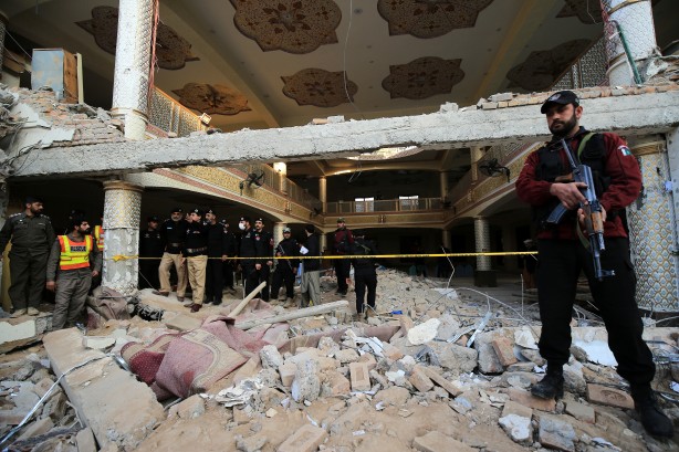 Foto - Pakistan'daki camiye saldırıda detaylar ortaya çıkıyor! Saldırgan polis kılığına girmiş