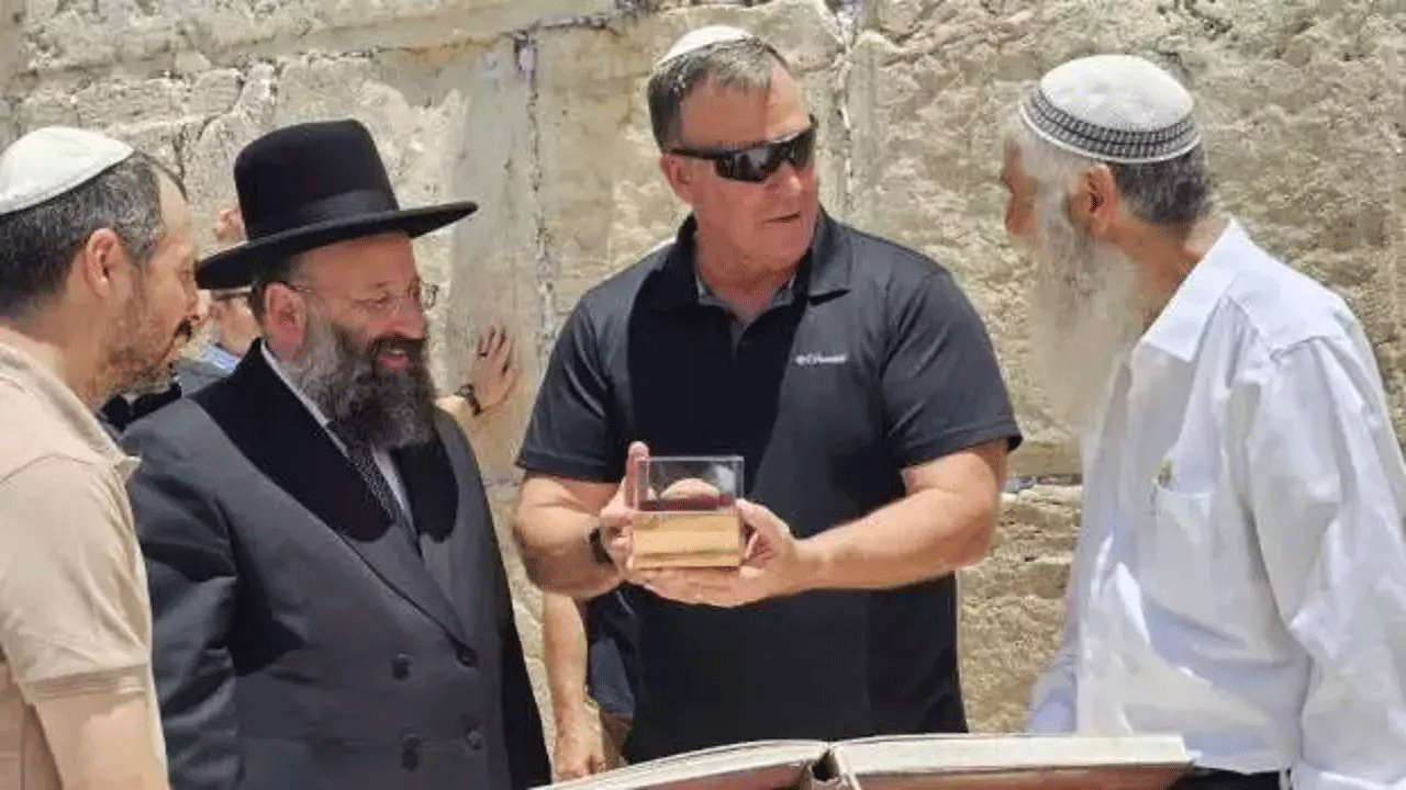 Foto - Pakistan'ın devlet nişanı verdiği komutan ağlama duvarına koştu!