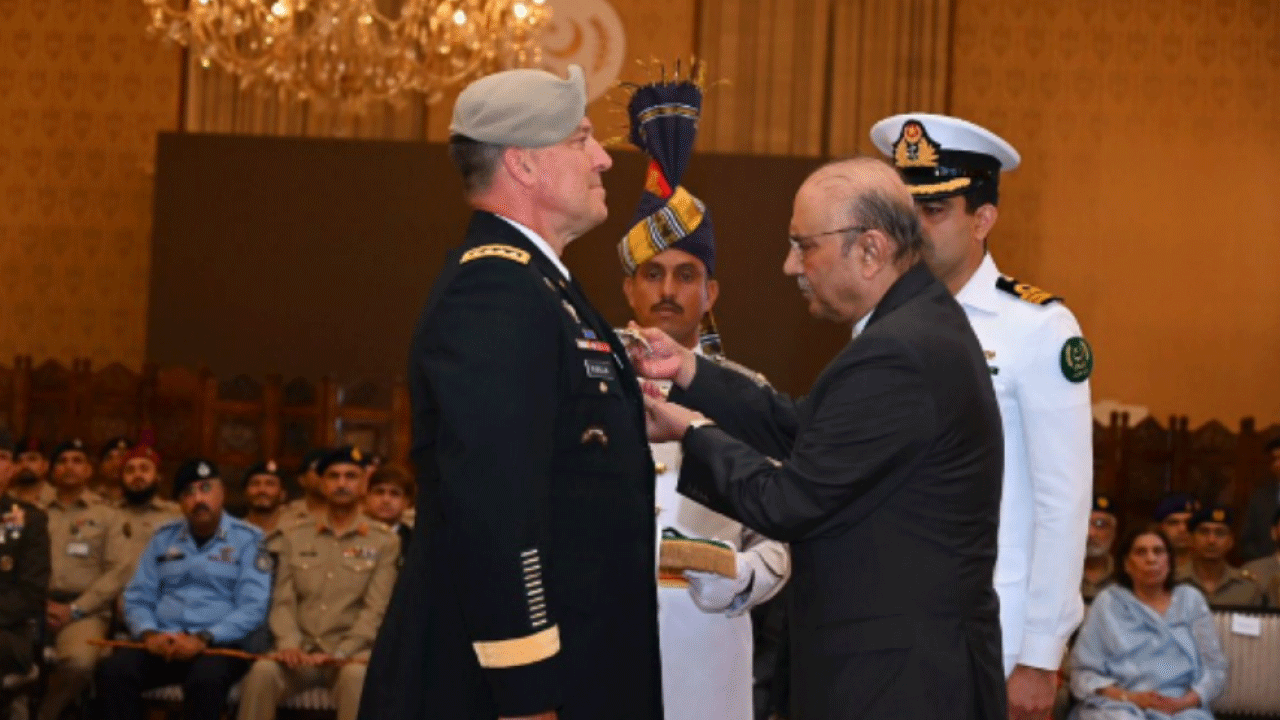 Foto - Pakistan'ın devlet nişanı verdiği komutan ağlama duvarına koştu!