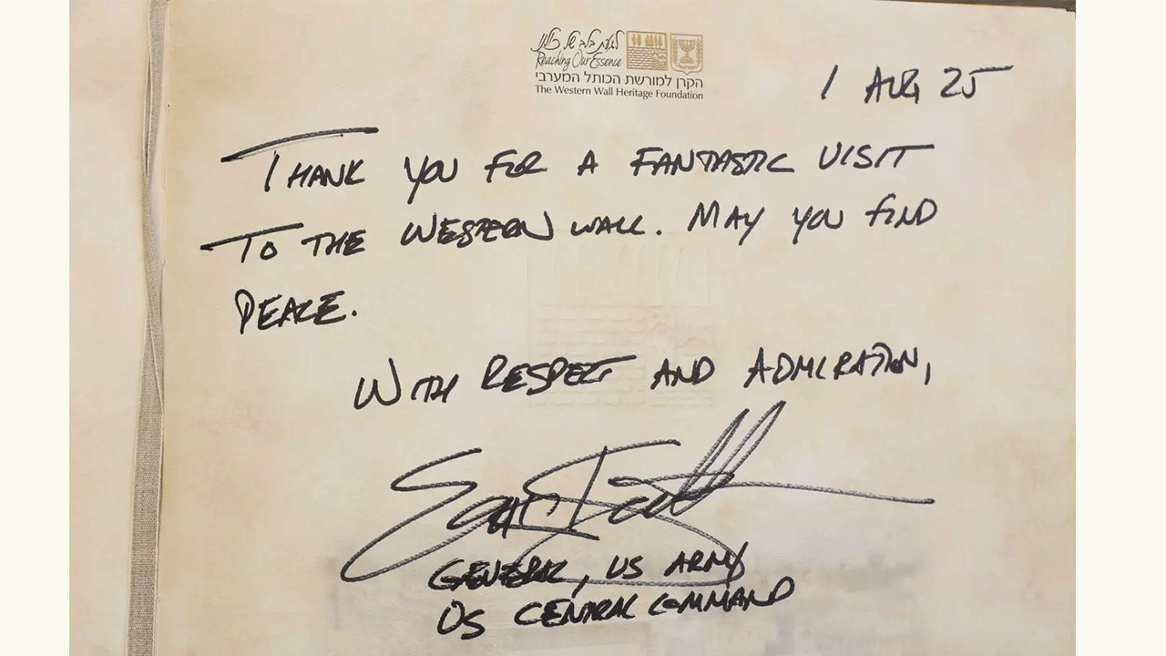 Foto - Pakistan'ın devlet nişanı verdiği komutan ağlama duvarına koştu!