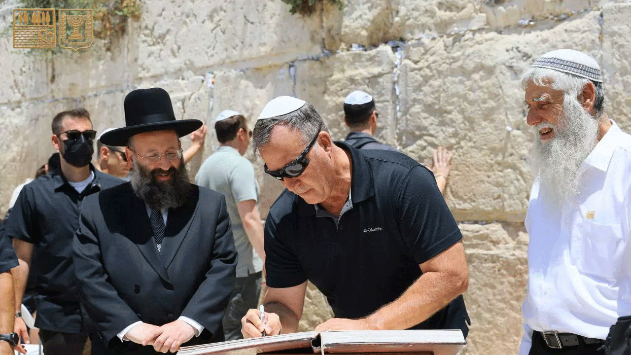 Foto - Pakistan'ın devlet nişanı verdiği komutan ağlama duvarına koştu!