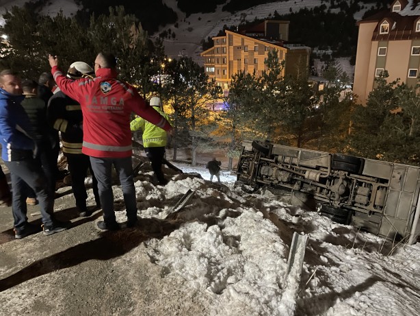 Palandöken'de facia! Turistleri taşıyan midibüs kaza yaptı: 25 yaralı
