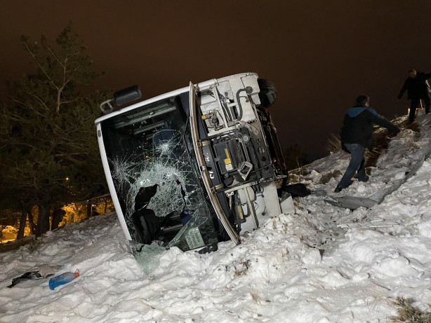 Foto - Palandöken'de facia! Turistleri taşıyan midibüs kaza yaptı: 25 yaralı