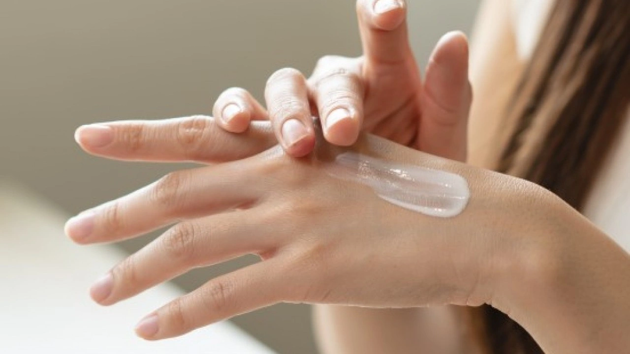 Pamuk gibi yumuşacık olacak! Kuruyan ve çatlayan ellerin doğal şifası