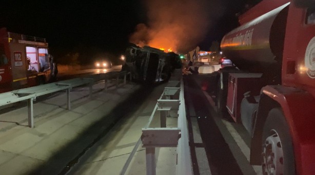 Pamuk yüklü tır alev alev yandı