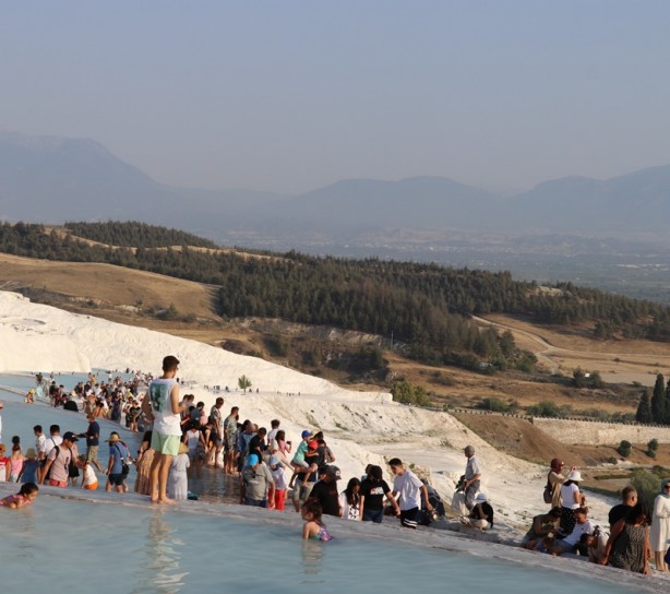 Foto - Pamukkale, pandemi sonrası dönemin en yüksek ziyaretçi sayısına ulaştı