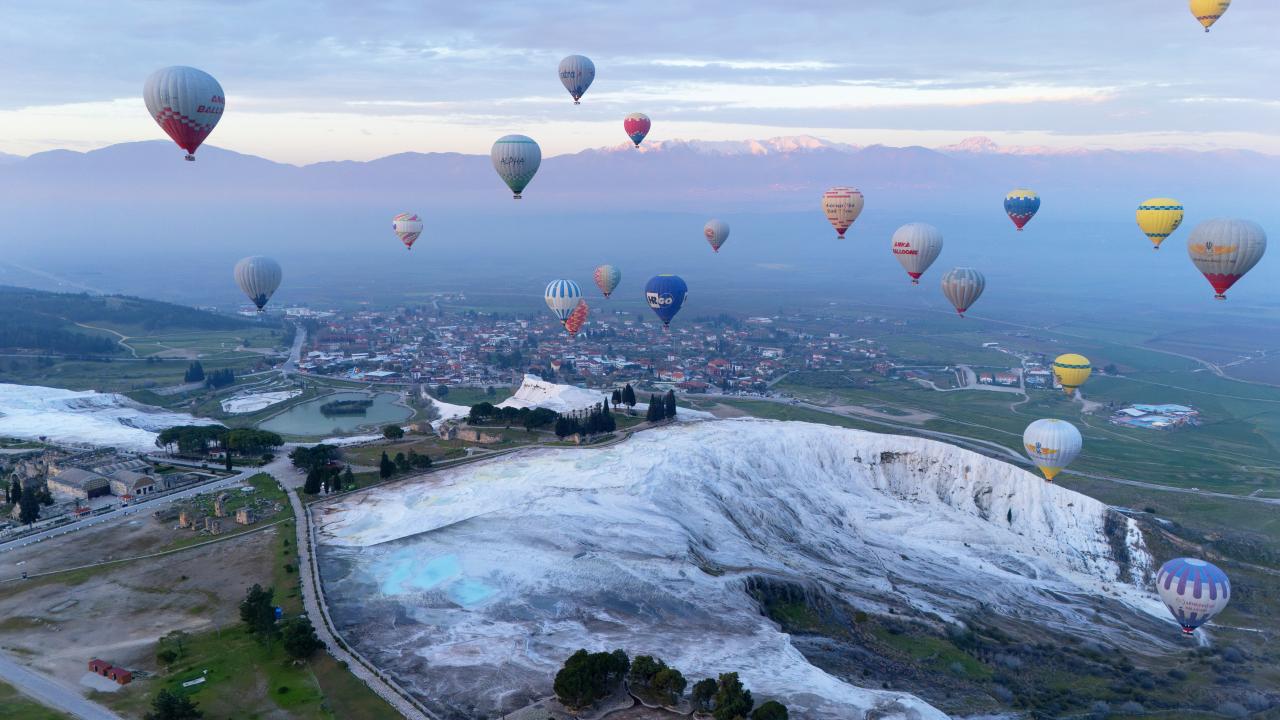 Pamukkale’de balon keyfi! Kartpostallık görüntüler ortaya çıktı