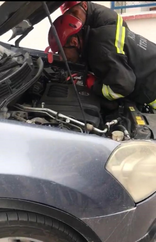 Foto - Panik dolu anlar! Otomobilden 1,5 metre uzunluğunda yılan çıktı