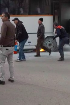 Foto - Panik dolu anlar! Seyir halindeki minibüsün altından bir anda alevler yükseldi