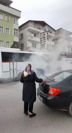 Foto - Panik dolu anlar! Seyir halindeki minibüsün altından bir anda alevler yükseldi