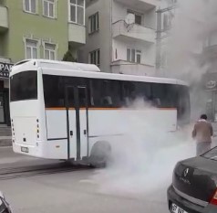 Panik dolu anlar! Seyir halindeki minibüsün altından bir anda alevler yükseldi