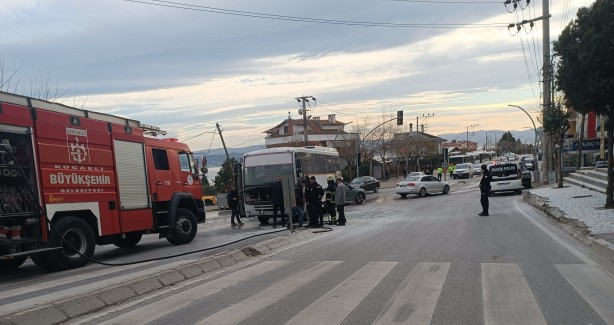 Foto - Panik dolu anlar! Seyir halindeki minibüsün altından bir anda alevler yükseldi