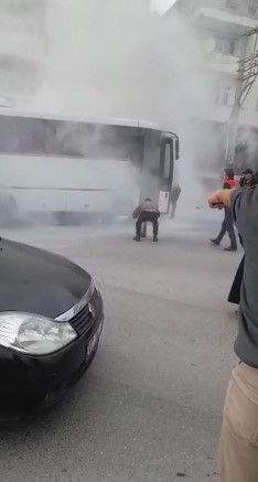 Foto - Panik dolu anlar! Seyir halindeki minibüsün altından bir anda alevler yükseldi