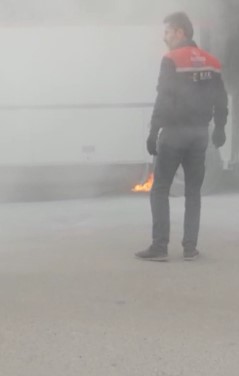 Foto - Panik dolu anlar! Seyir halindeki minibüsün altından bir anda alevler yükseldi