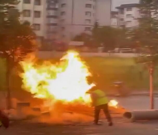 Foto - Panik dolu anlar! Yanan doğal gaz borusuna pet şişeyle müdahale etti