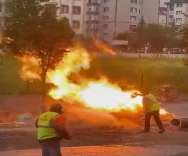 Foto - Panik dolu anlar! Yanan doğal gaz borusuna pet şişeyle müdahale etti