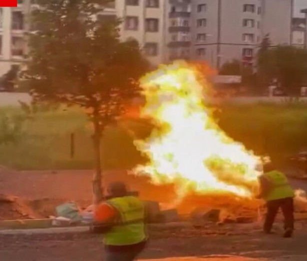 Foto - Panik dolu anlar! Yanan doğal gaz borusuna pet şişeyle müdahale etti
