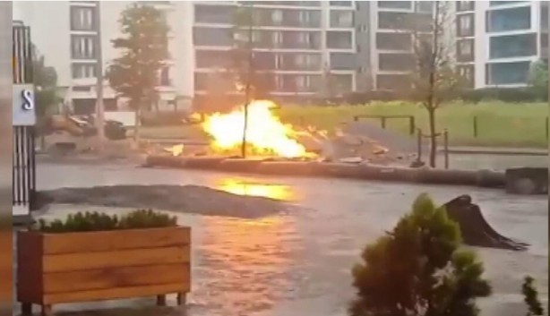 Foto - Panik dolu anlar! Yanan doğal gaz borusuna pet şişeyle müdahale etti