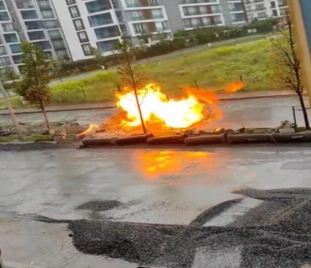 Panik dolu anlar! Yanan doğal gaz borusuna pet şişeyle müdahale etti