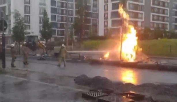 Foto - Panik dolu anlar! Yanan doğal gaz borusuna pet şişeyle müdahale etti