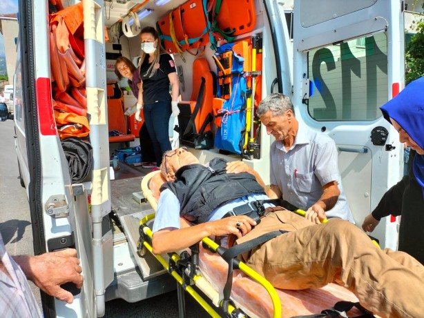 Foto - Panik yaptı aracıyla kahvehaneye daldı: 7 yaralı